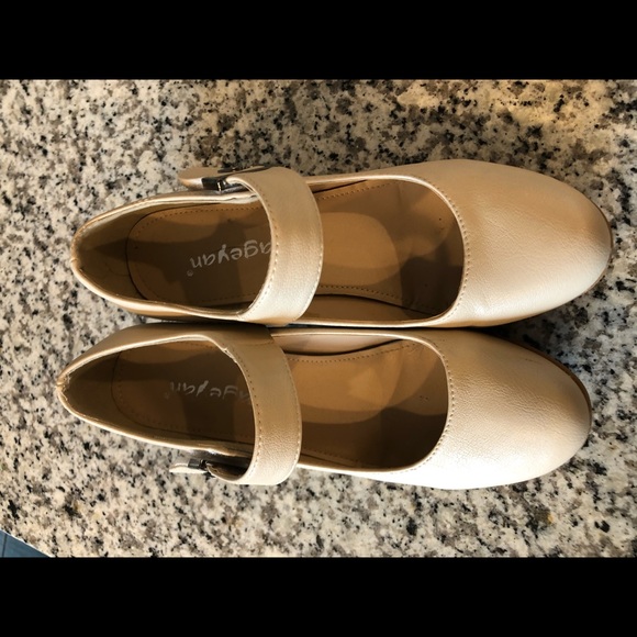 Beautiful cream colored heels - Picture 2 of 4